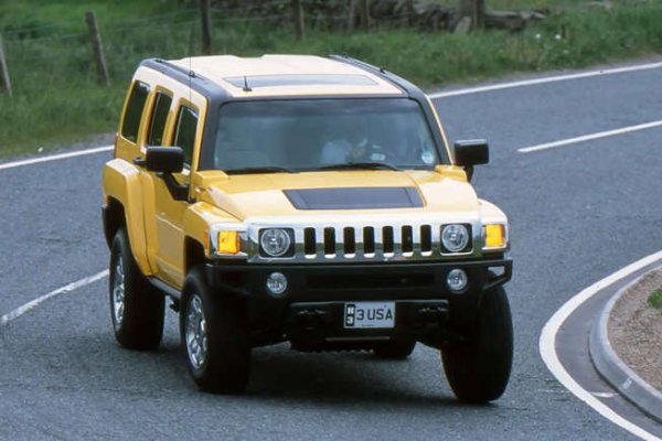 Плюсове:  General Motors описва H3 като „най-достъпния Hummer“ и със сигурност е най-малко социално неприемливият модел, който марката е произвеждала някога. Освен това беше сравнително удобен, имаше прилично вътрешно пространство и се представяше много добре извън пътя.

Минуси: Тези бонуси бяха заличени от потресаващата икономия на гориво (дори със сравнително скромен 3,7-литров петцилиндров двигател) и високите CO2 емисии. Както и от факта, че шофирането по асфалтови пътища не беше приятно изживяване. Накрая H3 беше напълно победен от съвременния Range Rover, въпреки че беше по-къс, по-тесен и по-нисък от британския модел.

Оценка: Отрицателна 